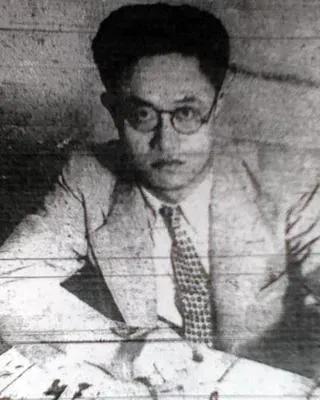 “文化汉奸”遇到“书生枪手”，就只有一个结果，一枪爆头，铲除卖国求荣的汉奸。
日