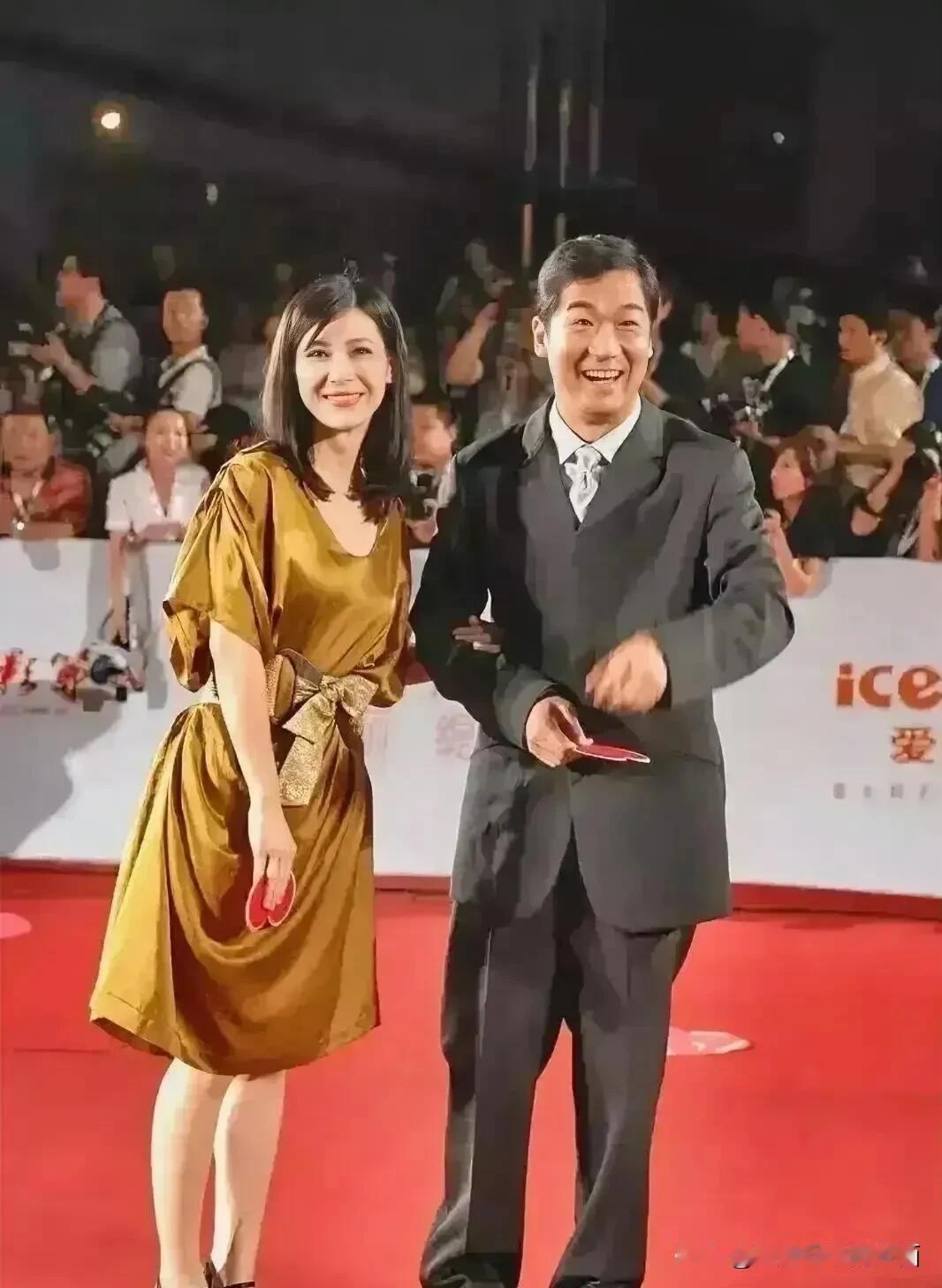 看张国立乐的脸上都笑烂了，他旁边这一位美女好美啊，好养眼！这位美女太有女人味了，