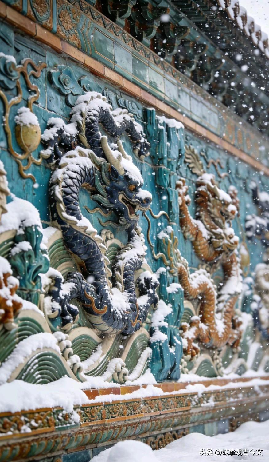 移步九龙壁，琉璃龙纹在白雪映衬下更显璀璨夺目，鳞爪飞扬，气势恢宏。六百余年风雨洗