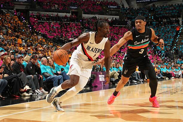 霍勒迪是开拓者和马刺两支球队中季后赛经验最丰富的球员。霍勒迪在常规赛阶段的表现也