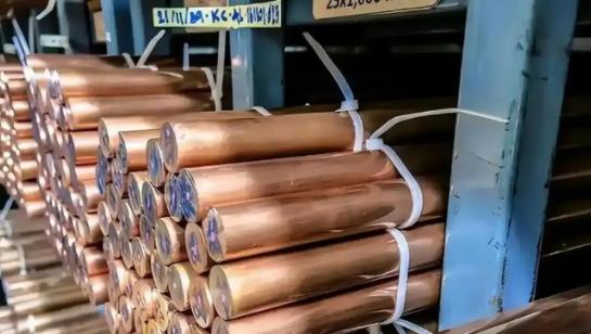 美国这次彻底蒙了，最近美国大量囤积了铜，把铜价炒上天去了，中国也不打算惯着美国，