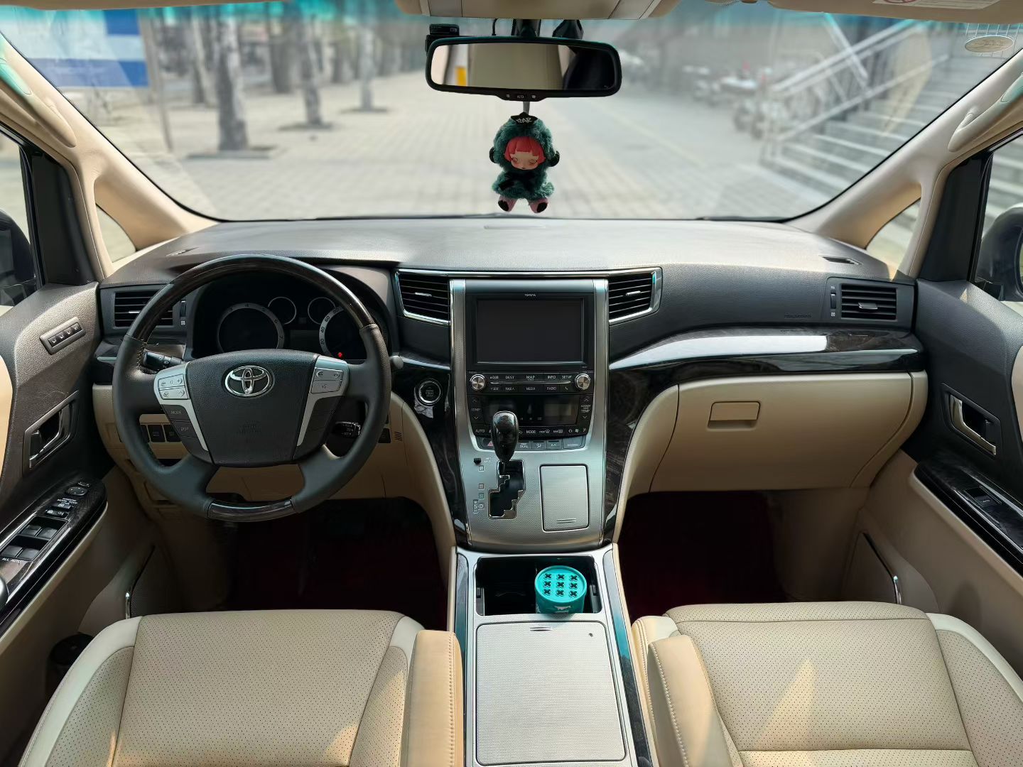 虽然不知道什么脚垫比较合适但我觉得这个外观，打开车门看到的不应该是现在这个……大