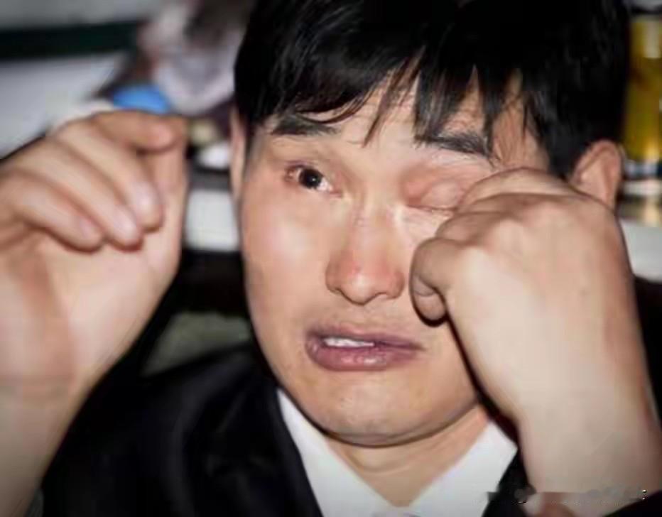 近日大衣哥又一演出被取消：主办方早就知道风险，为什么还请他？这里面也许有猫腻。