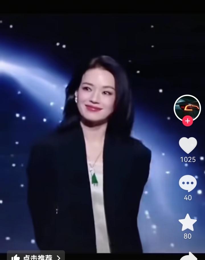 舒淇的美 ，无法用语言形容。如果必须要以文字写出来，我只能借用洛神赋的句子。
其