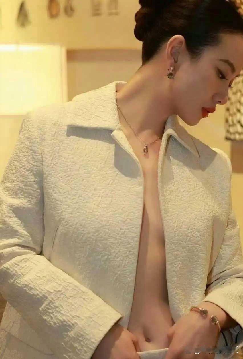 李梦这次是穿搭挺认真的，非常漂亮 