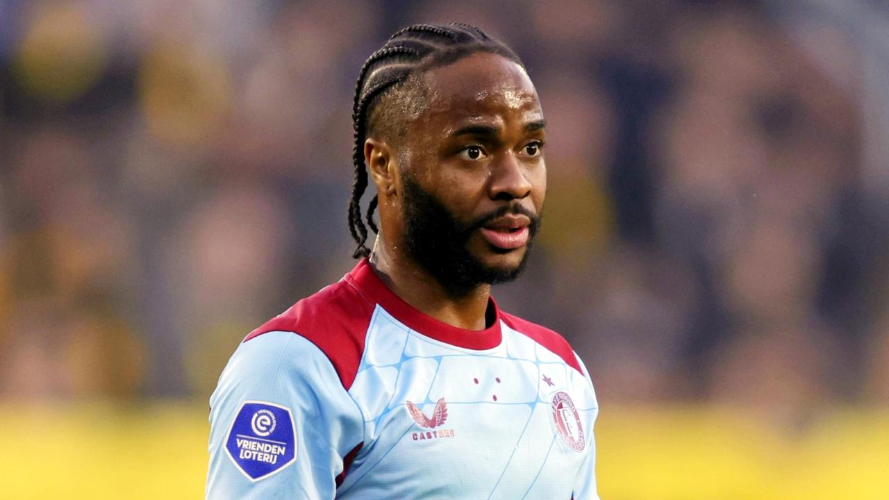 前费耶诺德主帅范哈内亨表示：费耶诺德应与斯特林解约，这种状态最好直接退役。
斯特