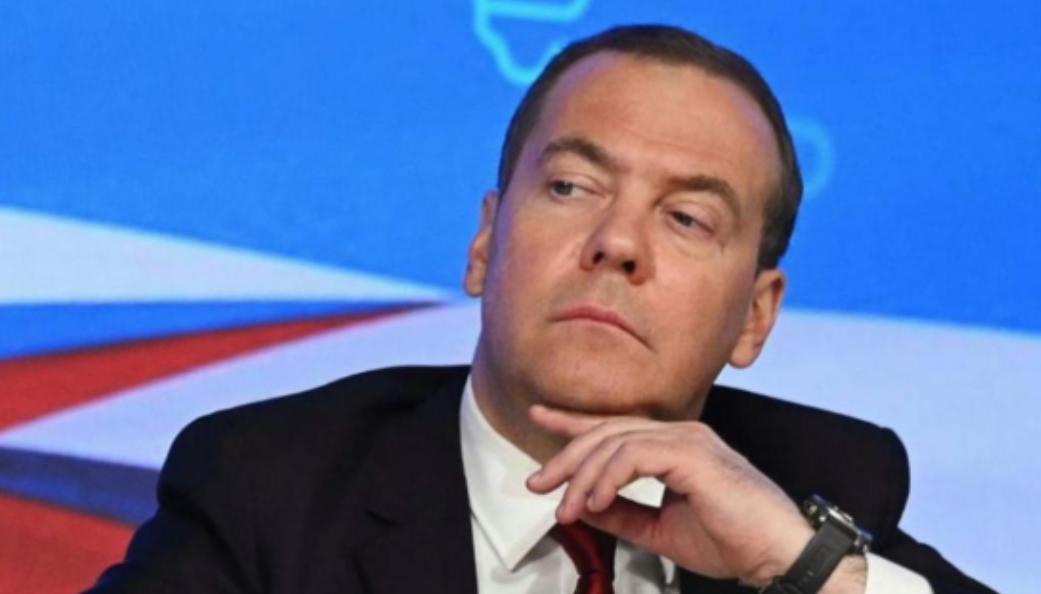 俄罗斯前总统梅德韦杰夫1月15日发文说：“高卢雄鸡（指法国）已经啼鸣，如果丹麦的