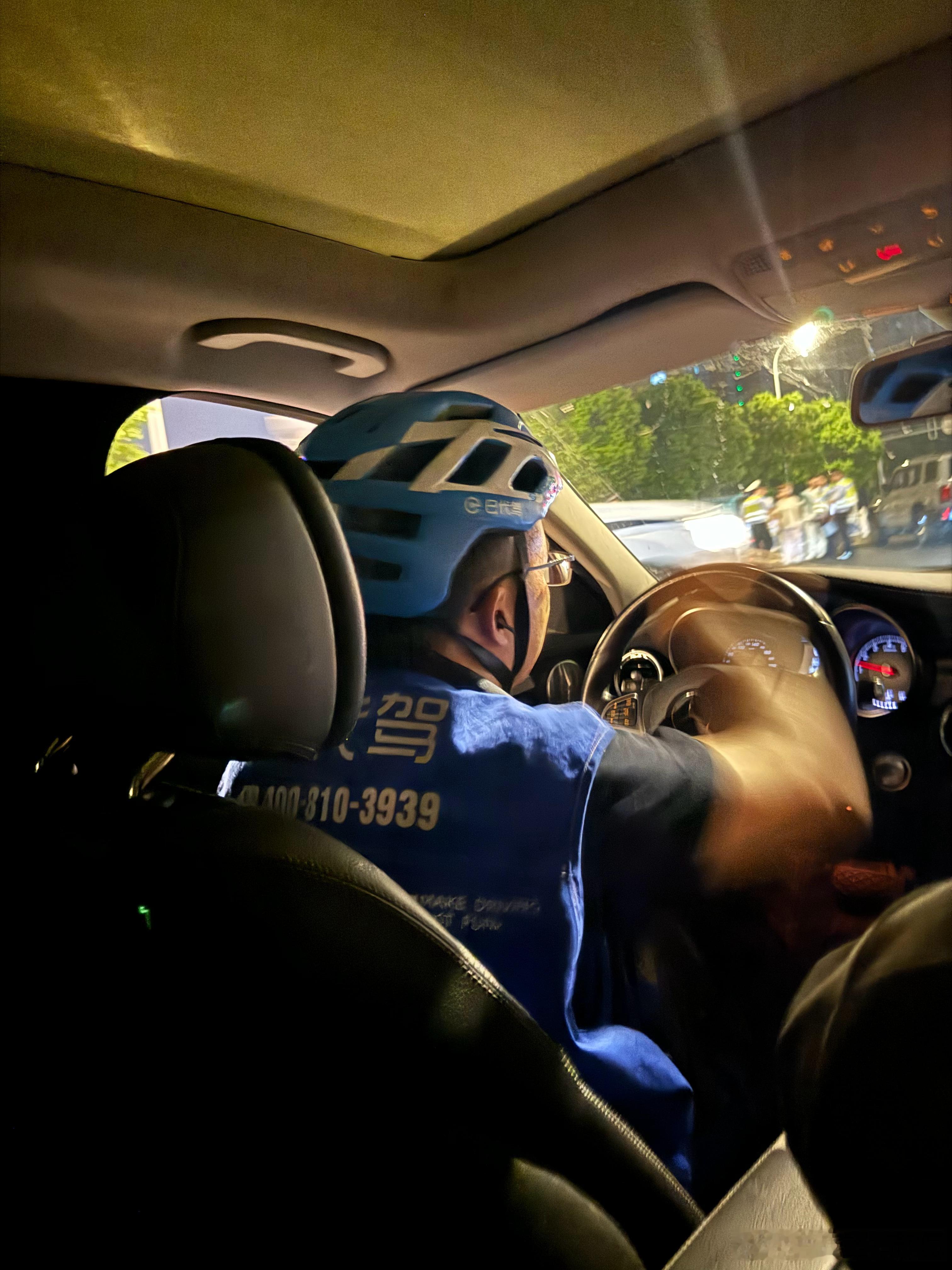 昨晚查酒驾我发现一个小秘密，好像交警不查代驾，直接放行了…那么…[思考] ​​​