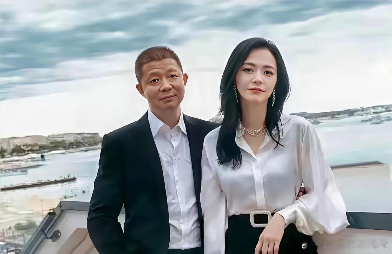 承认吧，有钱人的想法是摸不透的你看看46岁的姚晨就知道了姚晨跟曹郁结婚生了两个娃