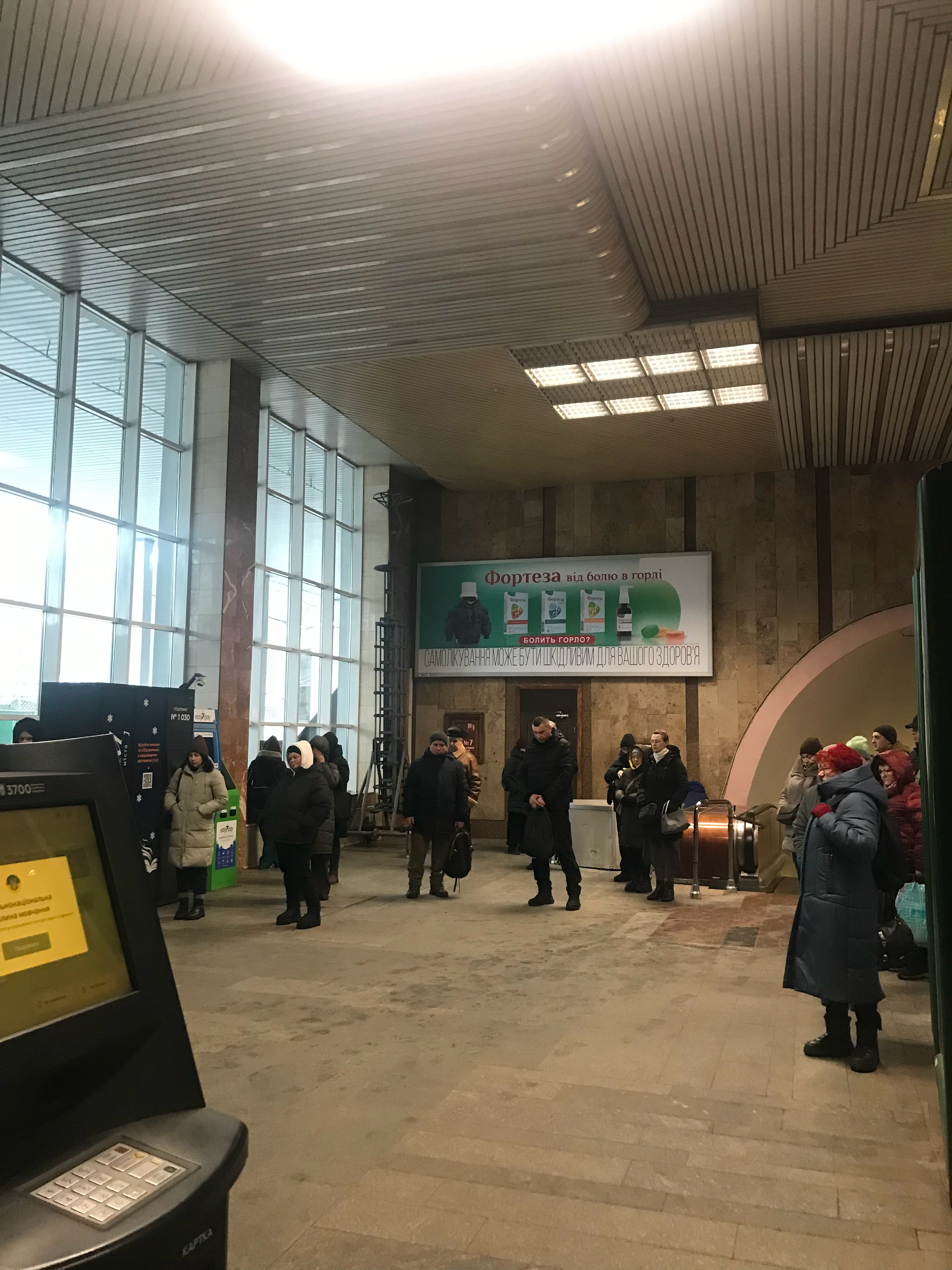 进地铁站刚好是九点，乌克兰全国默哀时刻 乌克兰·基辅