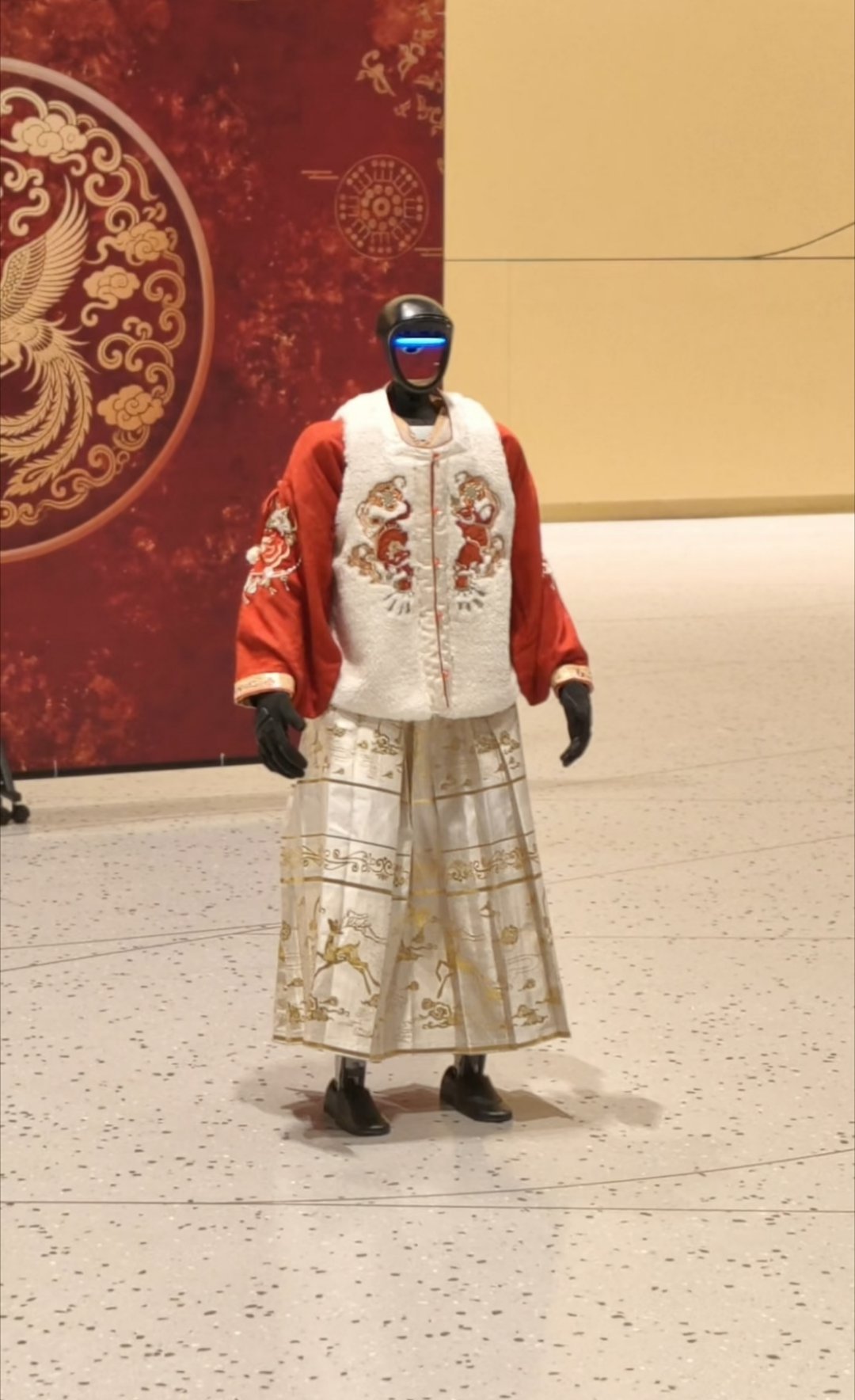 机器人身上的衣服被盯上了现在机器人越来越实用了，很多繁琐、重复的活儿都能交给它，