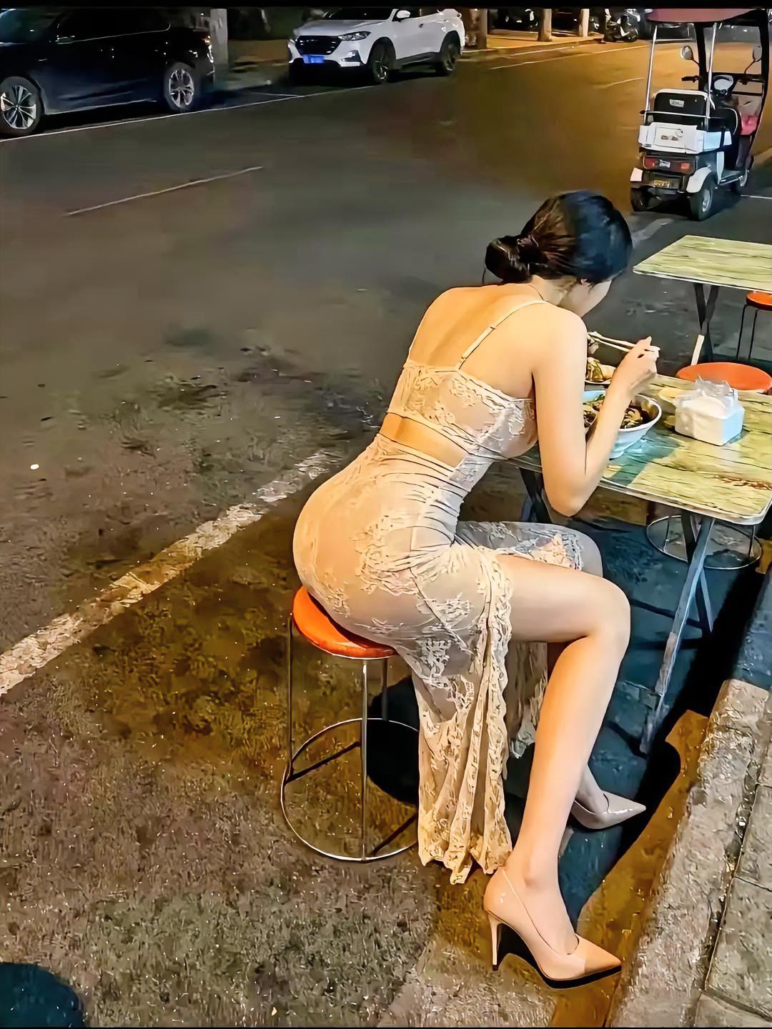 深夜撞见兄弟媳妇独坐路边摊，我想说句大实话

昨晚十一点多，出门买包烟，老远就看