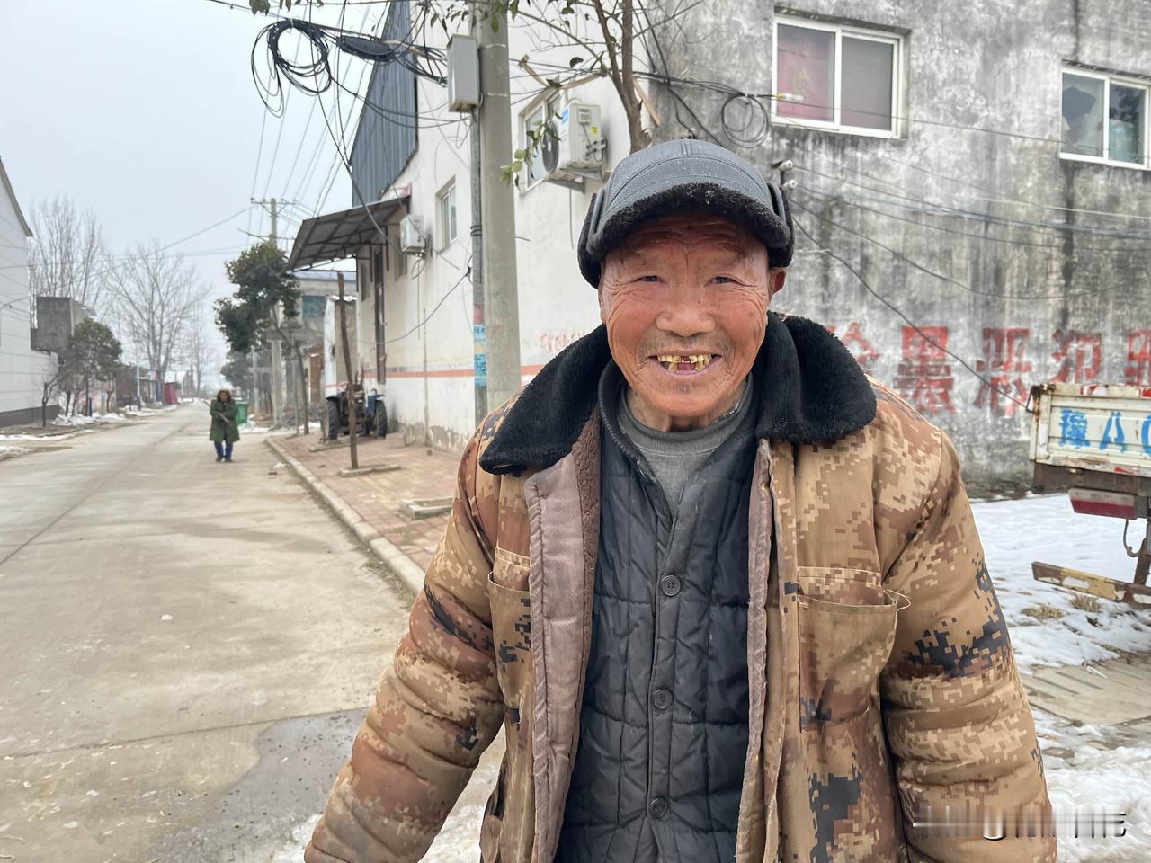 老汉也有年轻时。
我在街角碰见的这个老汉，名叫“结实”。不是动词“结果子”，是形