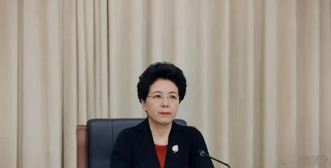 中央纪委通报女副部乌兰“双开”，直指其私欲膨胀、家风不正、对家人失管失教。从履历