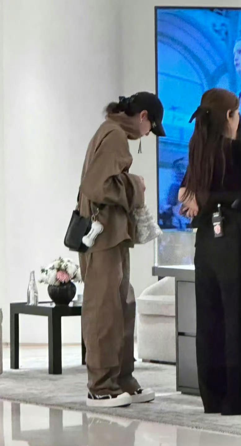 关晓彤520陪妈妈逛街，鹿晗没有同行，分手传言再度升级！
关晓彤和鹿晗在一起已经