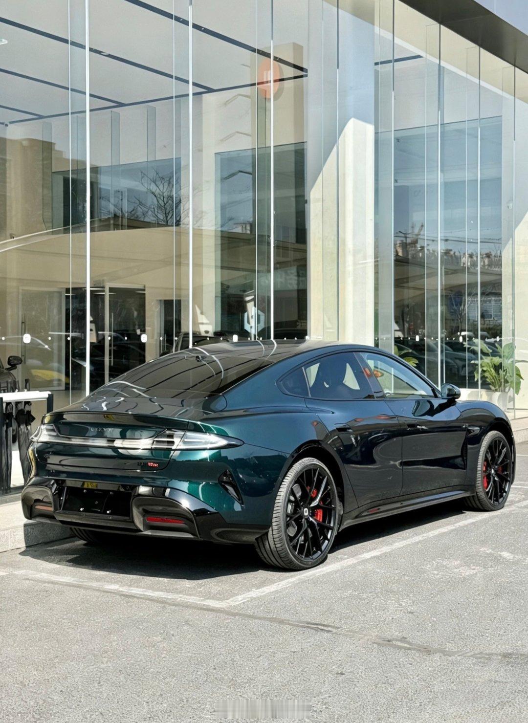 苹果首款折叠将推出一款深靛蓝色，等等，仔细一想今年看得到的最好看的两个颜色怎么都