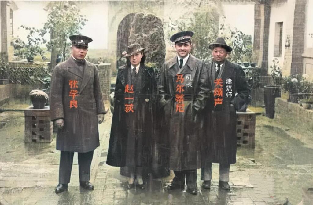 1935年，洛阳，张学良带着“秘书”赵一荻参加飞机培训时的照片，当时正下着大雨，