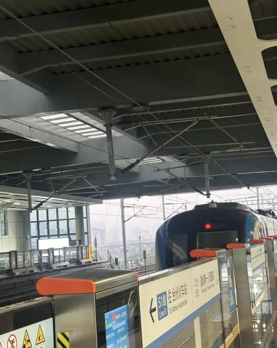 感谢轻轨🚈往返临海So easy
轻轨 赶路的正确打开方式
临海往返真的开车开