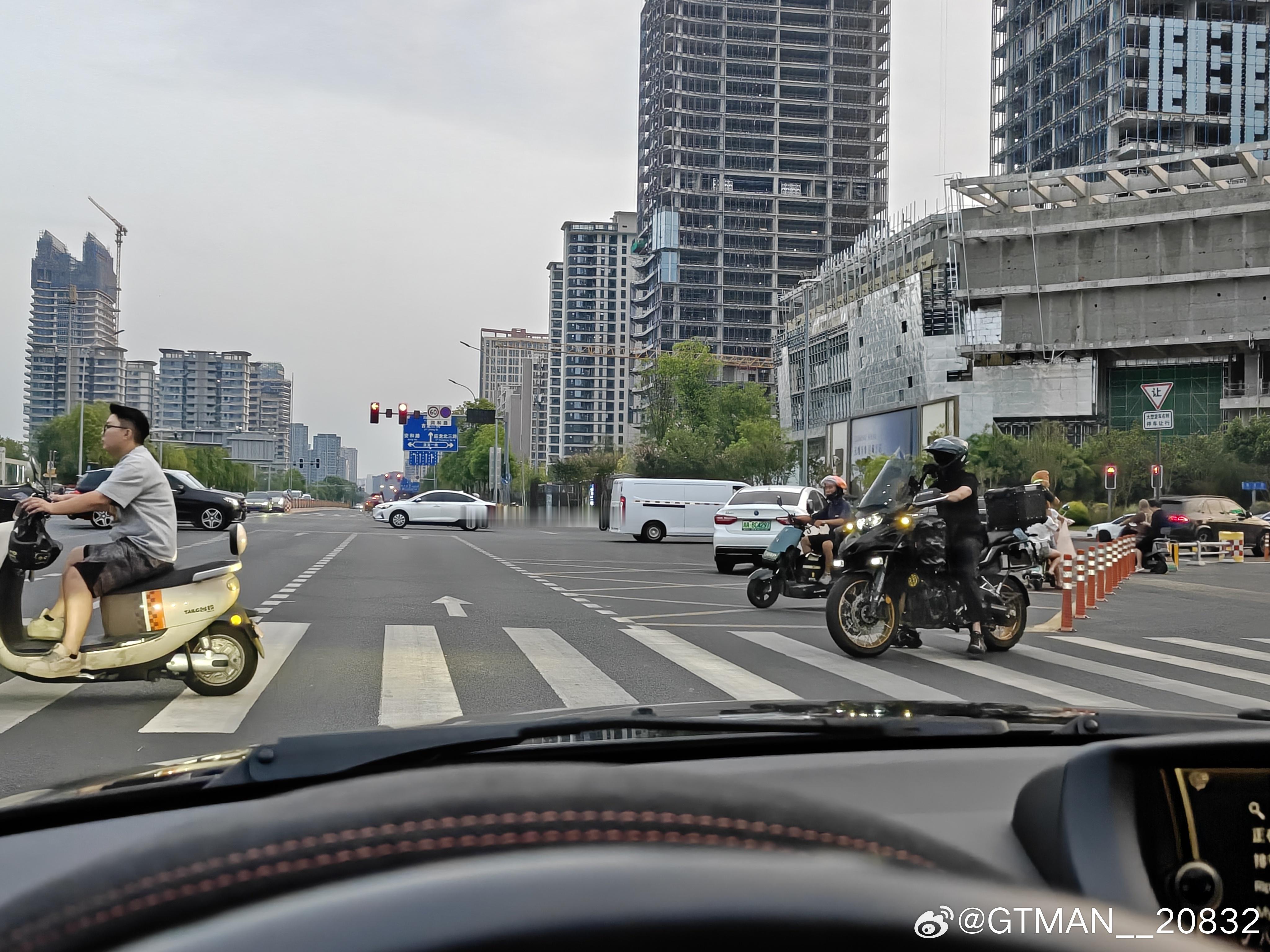 有些骑摩托的这素质啊，要路权前先看看自己什么样吧，真服了。 ​​​