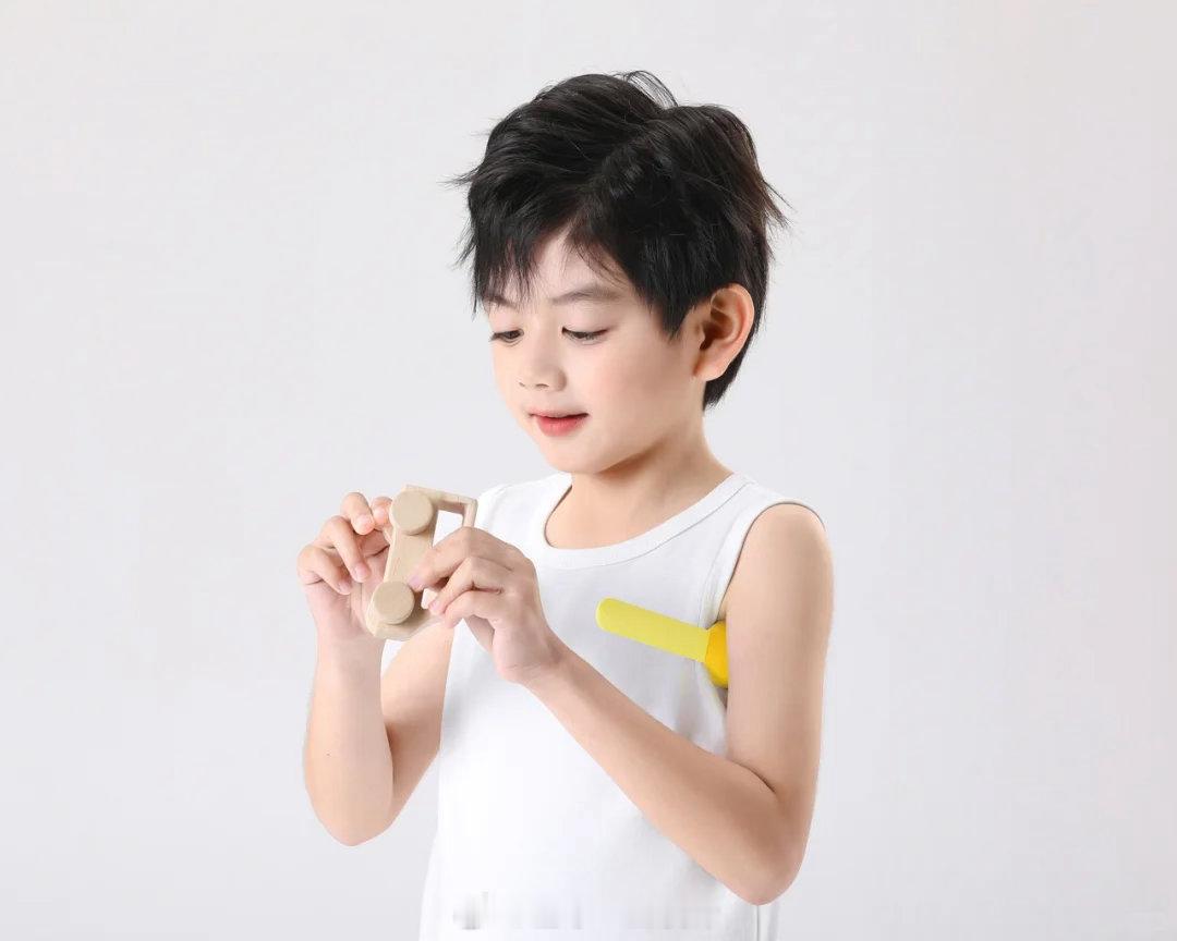 橄榄测温计|设计：王超、周怡彤橄榄造型测温头贴合腋下，沿用常规测温方式，孩子可自