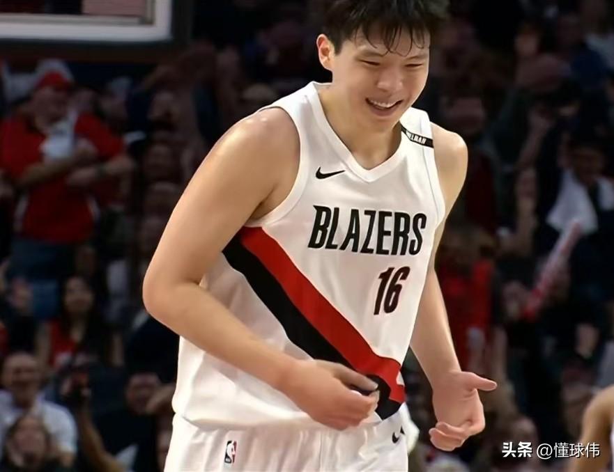 利拉德谈杨瀚森：

“看到他投进三分。”

“大家都为他高兴。”

“我认为。”