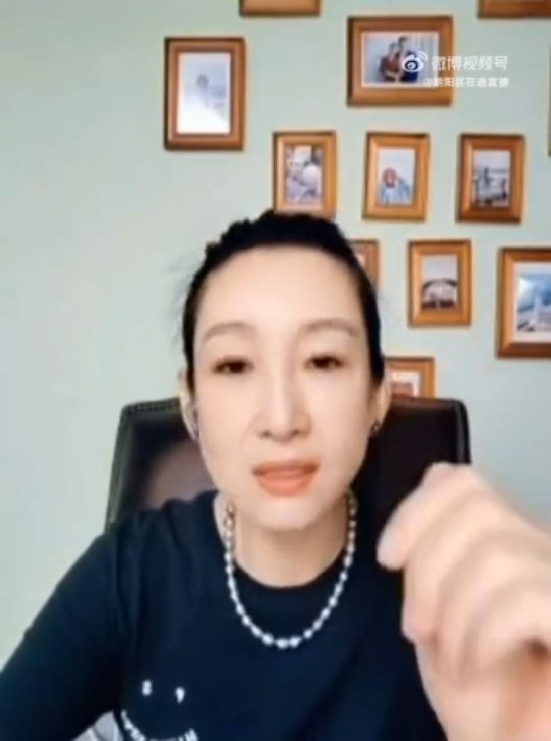 谁能帮秦海璐和小说打卡 秦海璐求帮忙打卡小说大屏，突然发现姐姐和自己的爱好重合了