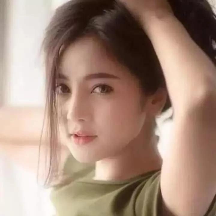 温柔的光线下，少女轻抚发丝，眼中似有星辰闪烁。暖光花海少女 微风发丝写真 温柔发