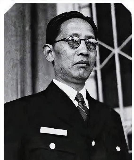 1949年1月，中统特务头子叶秀峰把2700根金条交给儿子，让带着去台湾，不料，