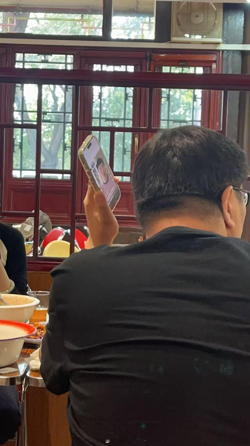 下午两点，朋友刚发来微信说他出门吃饭，一抬眼，看到这么一幕——他不认识这大哥。感