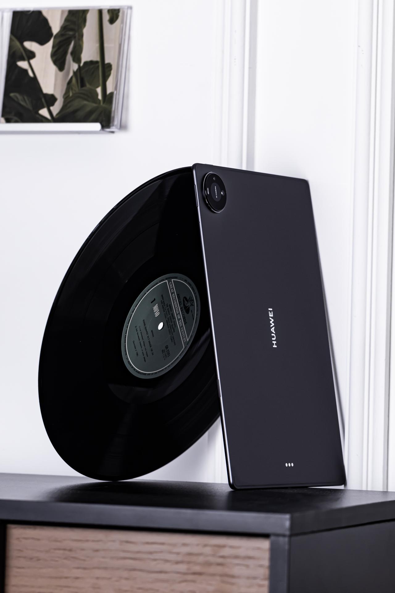今天，华为在全场景新品发布会上正式推出全新旗舰巨作——HUAWEI MatePa