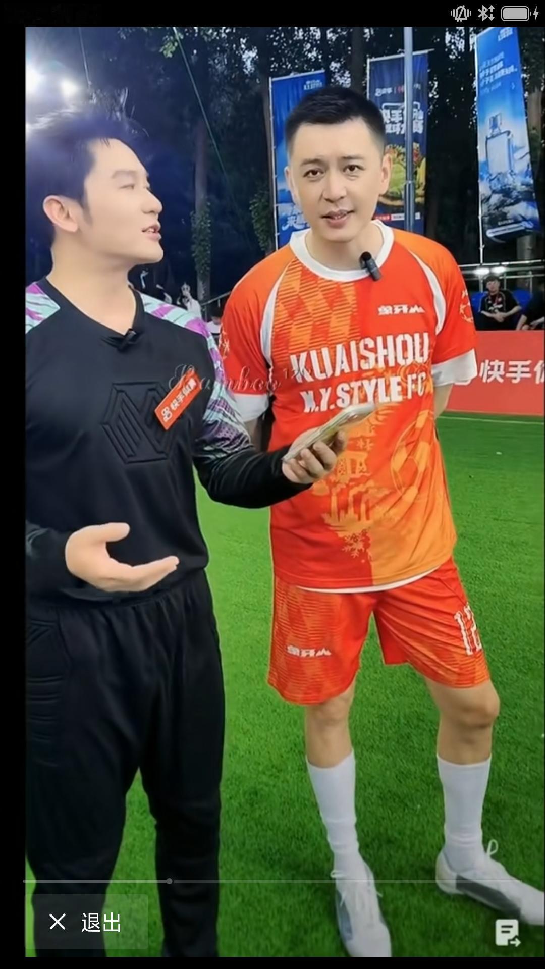 昨晚〔快手象牙山明星足球赛〕在沈阳进行，期间前辽篮主教练杨鸣接受影视明星李晨采访