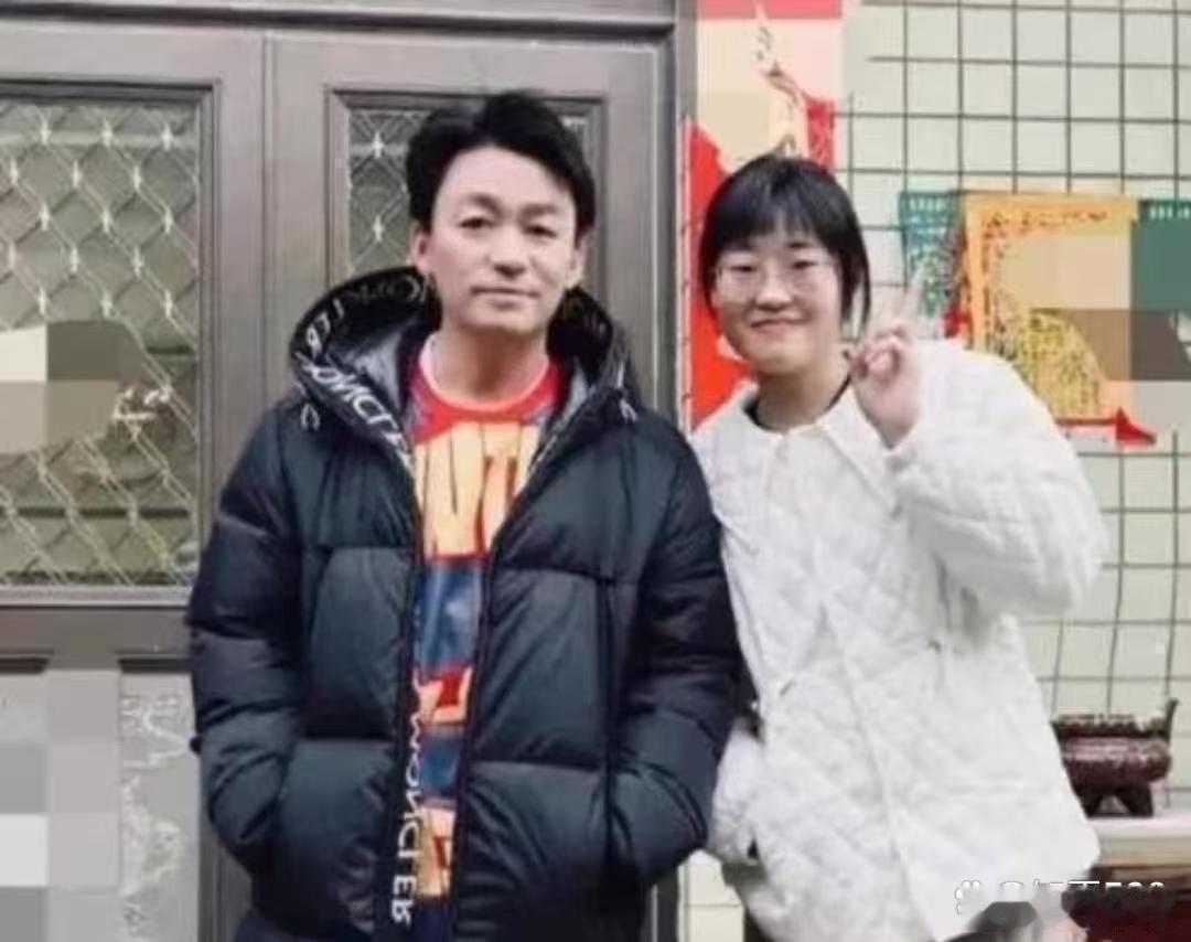 一晃眼王宝强的女儿已经长大成人，属实让人感慨时光飞逝。 