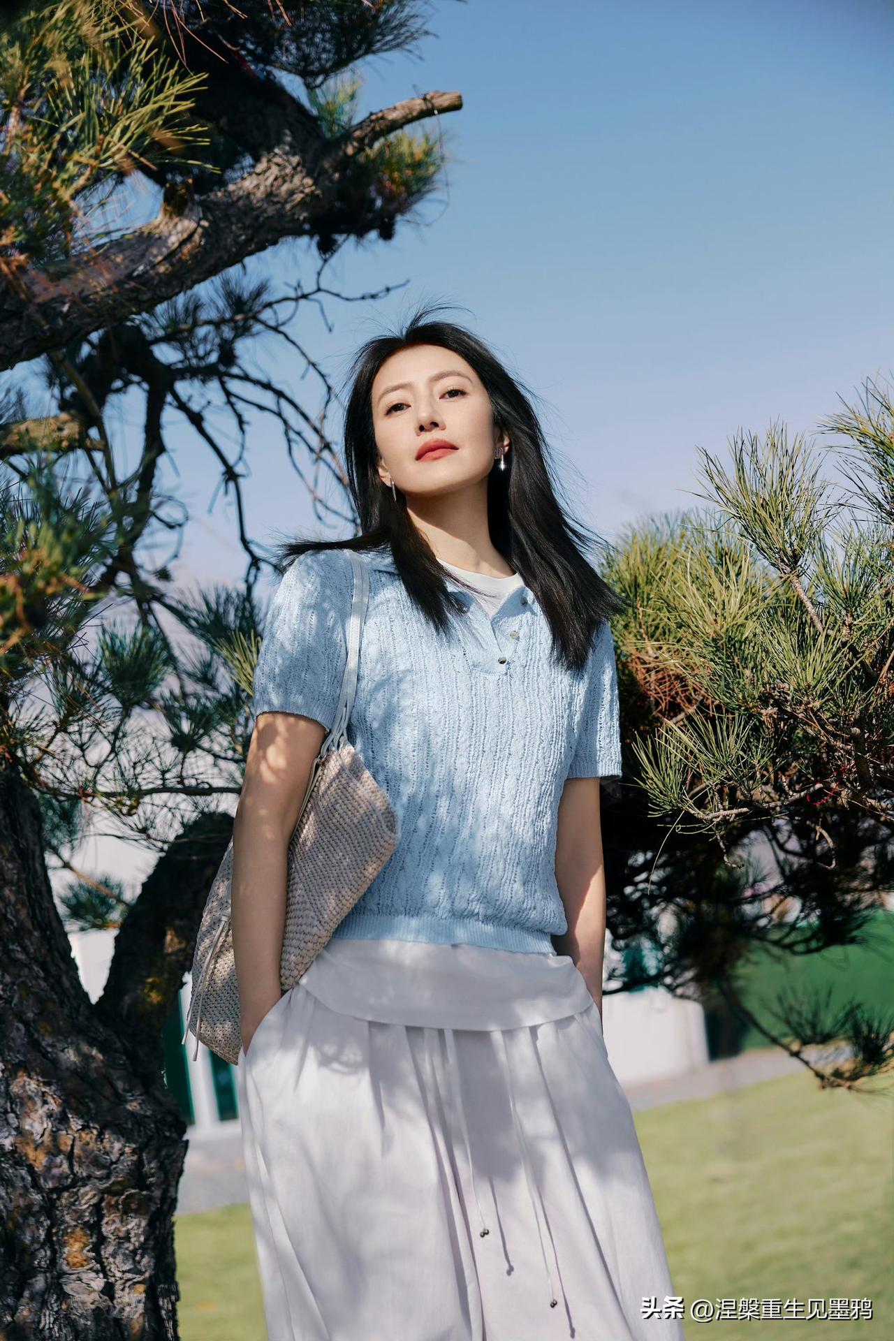 当春风撞进松弛的怀抱，高圆圆这组春日大片就是最好的证明。清透的蓝天做底色，苍松做