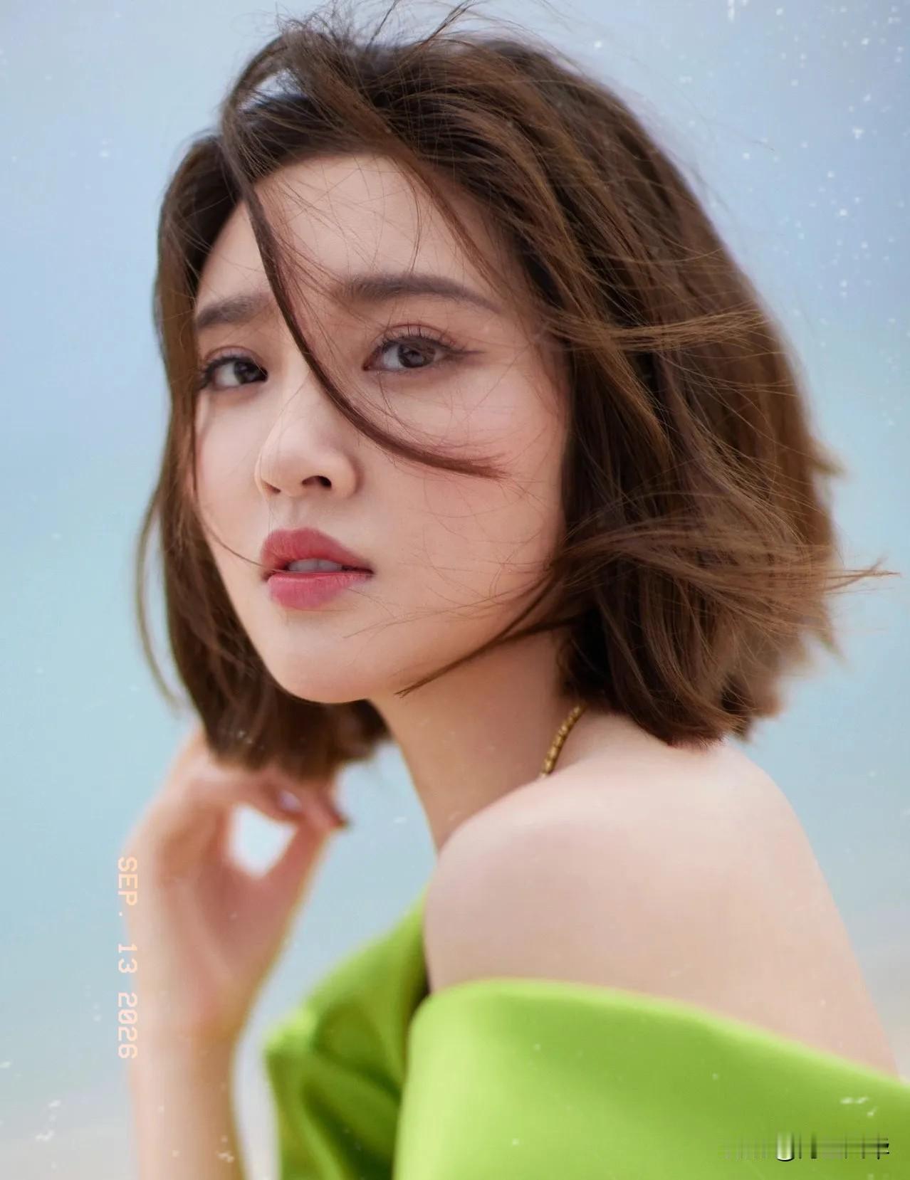 唐艺昕，开心发文。
9月13日，唐艺昕冲上热搜。原因是她在社交平台晒出星期五碎片