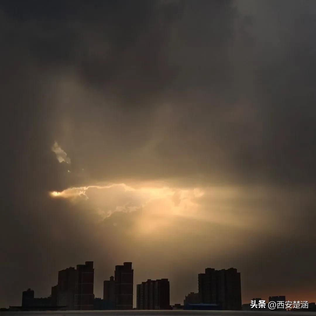  狂风和暴雨中不妥协的阳光，依旧挣扎着穿破乌云！网友郝颖刚刚拍的雨后天空。@头条
