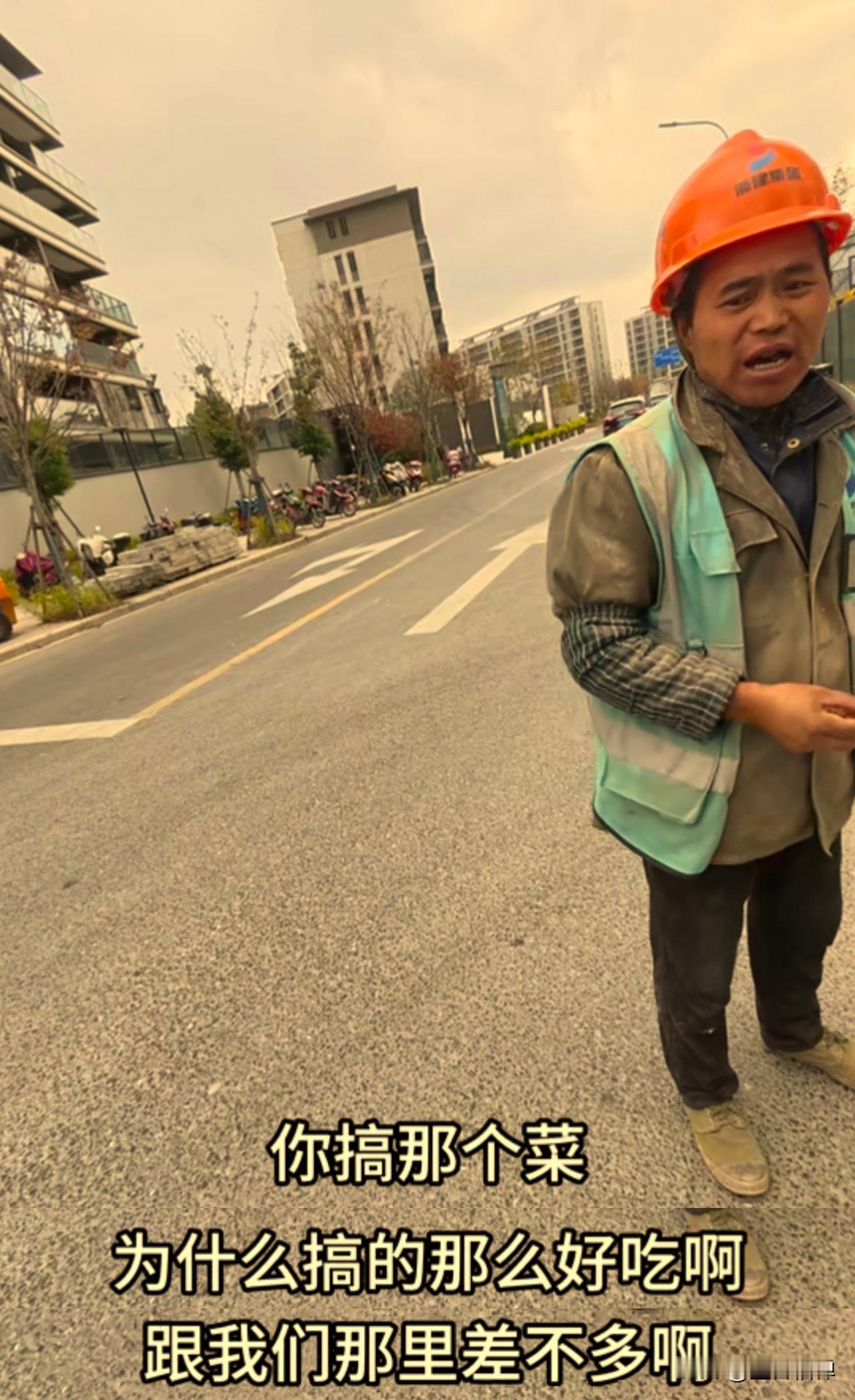 卖卤肉饭的火了，吃卤肉饭的也火了。安徽27岁的小伙张腾飞-“阿飞”，原来是一名装