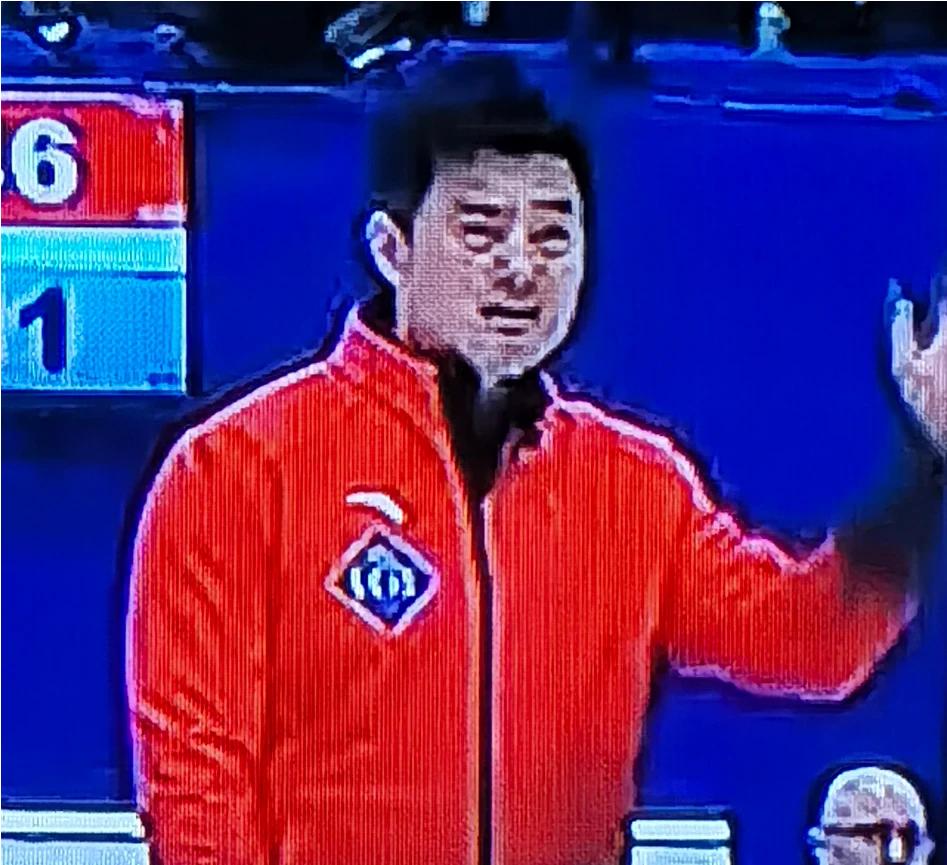 中国队第4局后手拿2分，比分5-1领先。
赛场上看到了徐晓明，在三垒的战位上，重