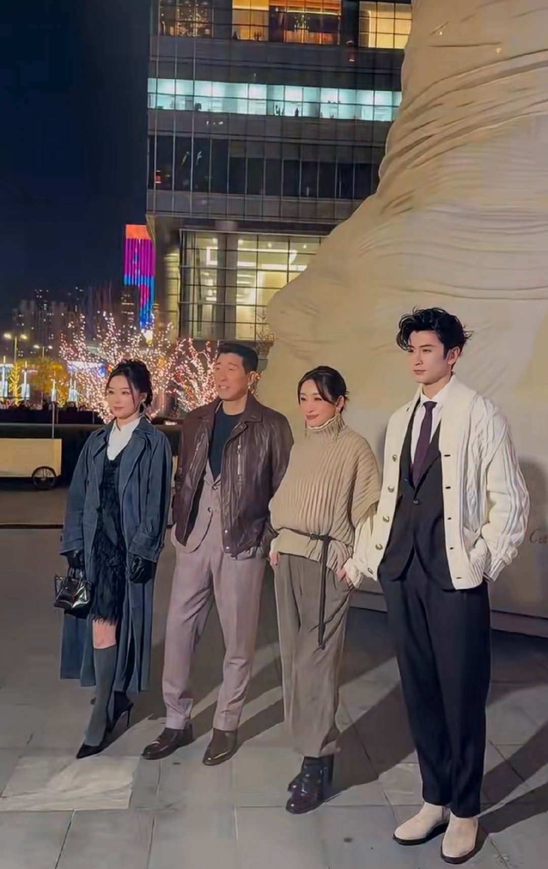 高级感溢出屏幕！四人身着Brunello Cucinello出席圣诞亮灯，老钱风