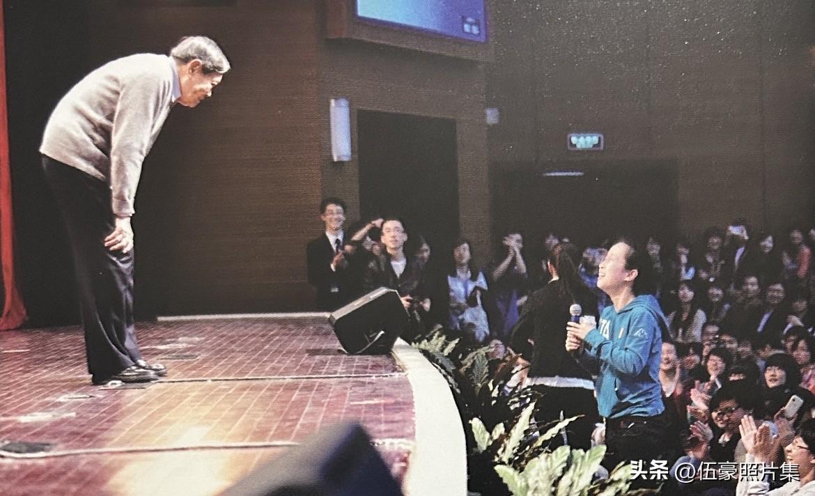 2012年4月18日下午，中国农业大学东校区曾宪梓报告厅，90岁高龄的诺贝尔物理