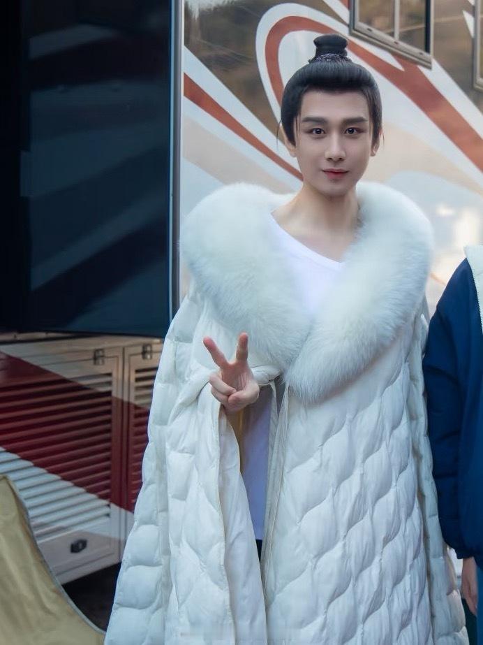 成毅两京十五日生图合影路透，好幼 