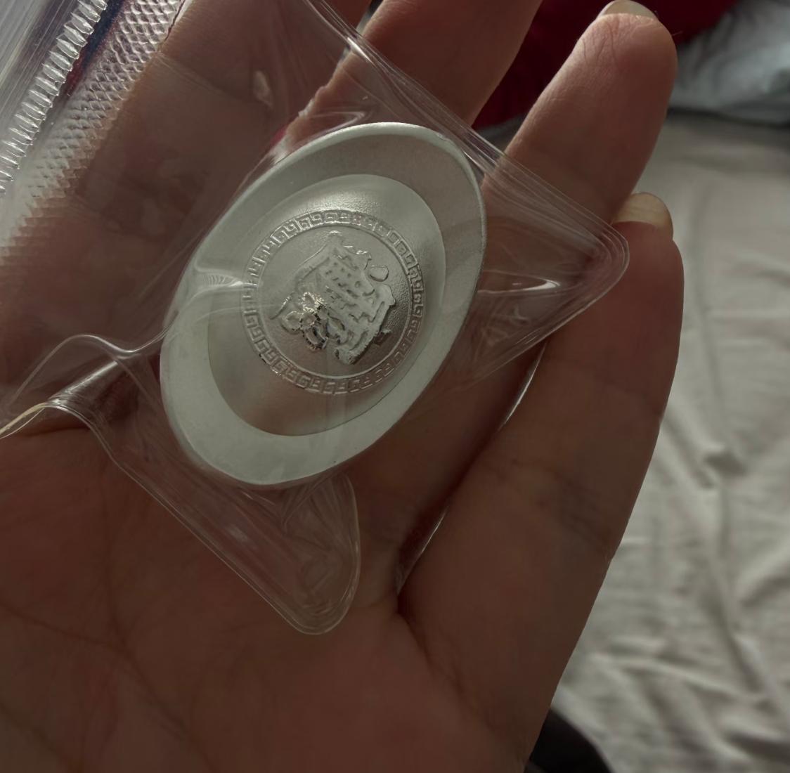 这两天翻东西，翻出以前买的一点白银，就想起这些年白银价格真是坐了好几回过山车。我