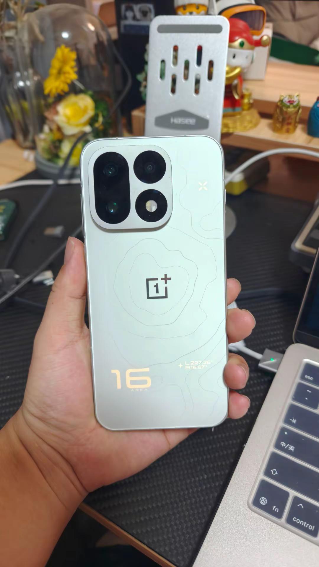 对，第一时间去线下上手一加16了明日星光。没有入手1T的不是因为没钱是因为线下没