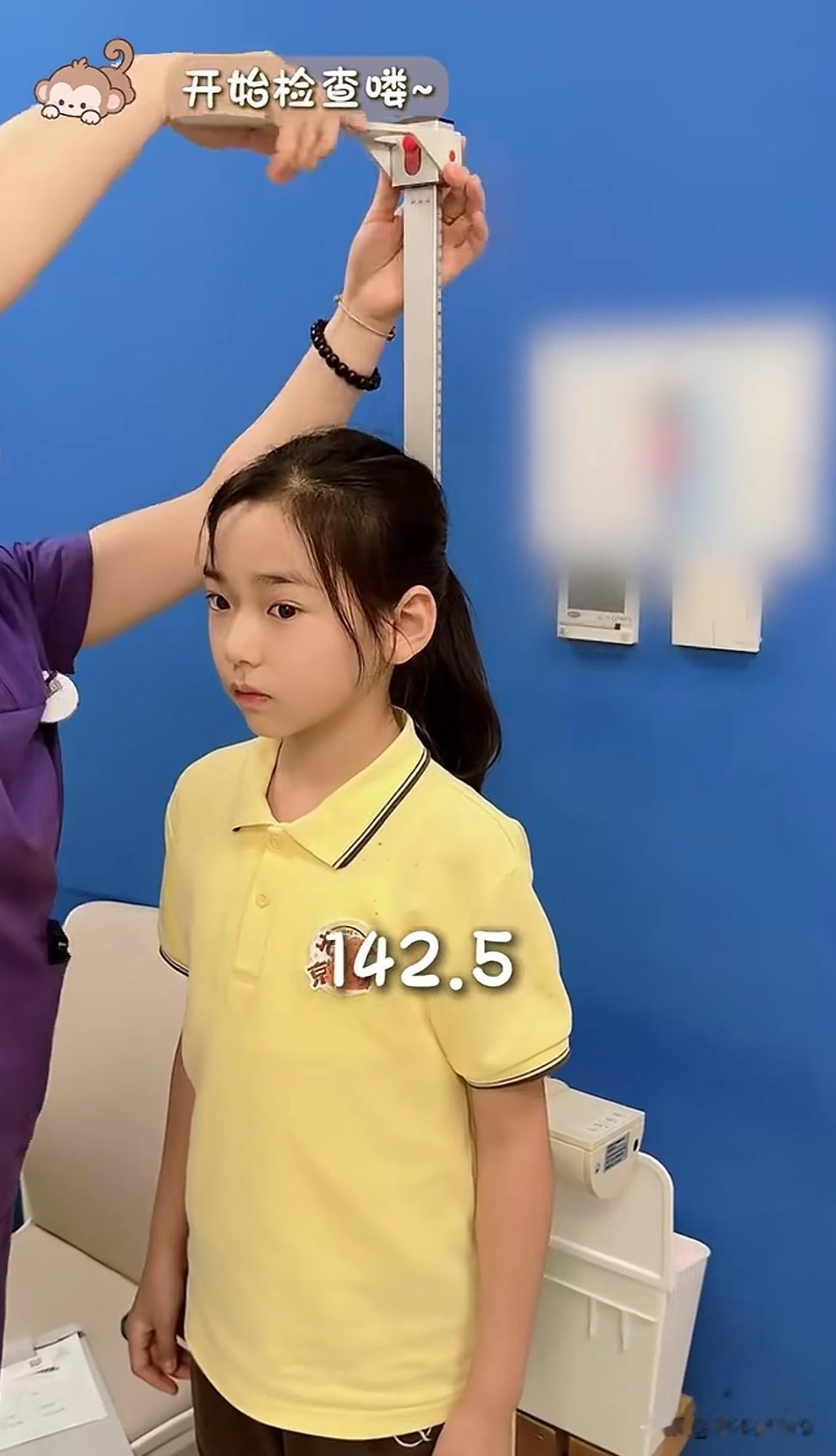 严重怀疑，
董璇10岁女儿身高比着尺子长的，
不是因为高云翔身高186cm的基因