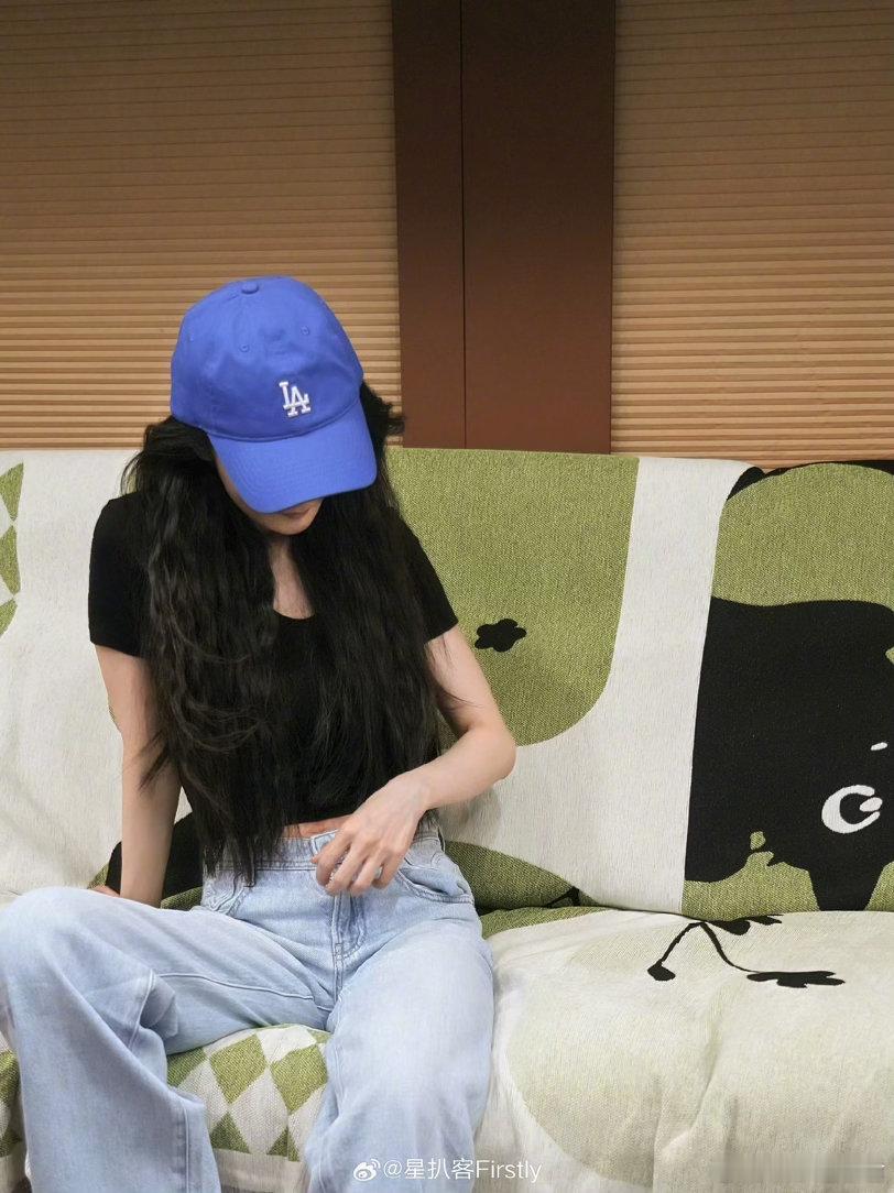 杨幂的头发快长到肚脐眼了杨幂在活动中，自然垂落的长发已接近肚脐眼位置，发量丰盈如