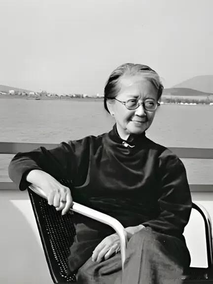 她从不体检，喝隔夜茶，患癌不化疗，活到102岁。医生追问秘诀，她说了两个字，全场