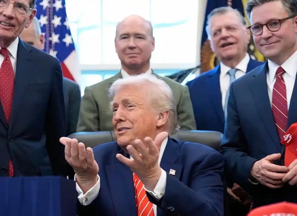 美国现在对华政策，玩的就是明一套暗一套的双线操作，这套把戏玩到现在，底已经彻底露