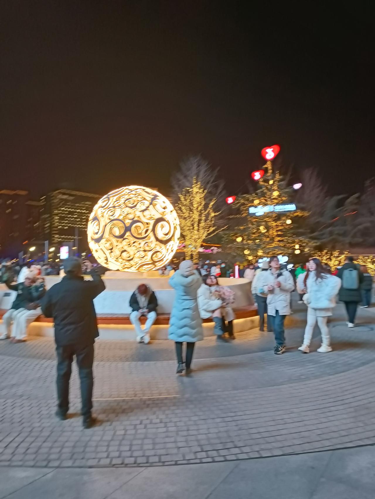 多美的夜晚呀，今年的夜景尤其漂亮，快乐的人们欢聚在此，共同沉醉于这灿烂迷人的夜晚