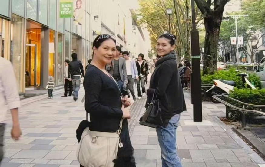 小S晒与S妈大S旅行旧照外人一直揣测s一家人关系，但幸福的一家人怎么会不爱彼此呢