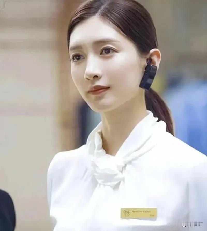 王漫妮非常拎不清，她跟海王摊牌的时候是在一个餐厅里，海王的意思是要分手，就把他送