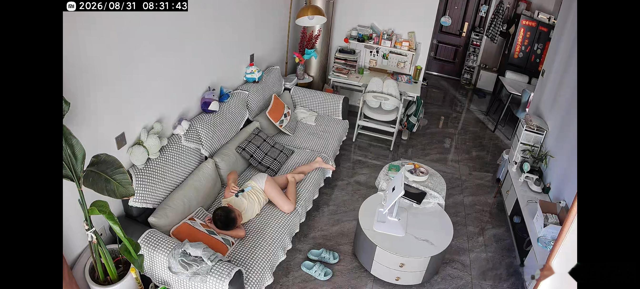 开学我们还没有开学，明天才开学今天早上我七点半推开儿子的房间门人家缩卷个身体睡的